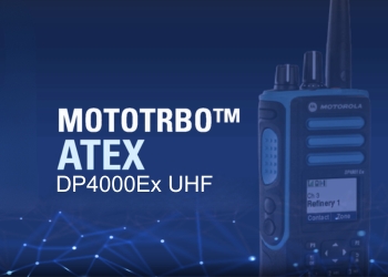 Ein Motorola MOTOTRBO DP4000Ex ATEX Funkgerät ist vor einem grafischen Hintergrund dargestellt.
