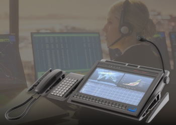 TIPRO BeFREE Touchcomputer mit integriertem Intercom, Handset und programmierbaren Tasten in einer modularen Dispatching-Konsole für Sprachkommunikation.